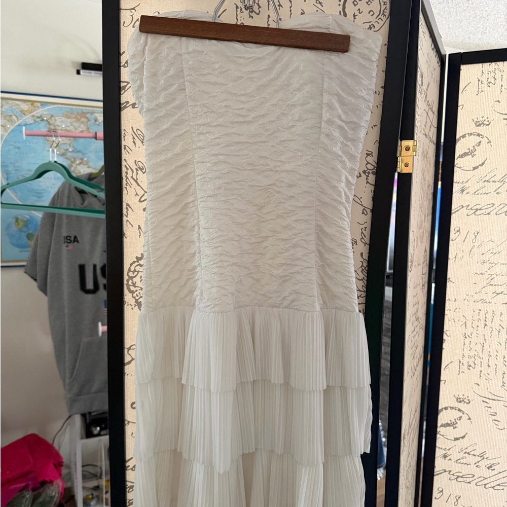 Elegant White Strapless Mini Dress